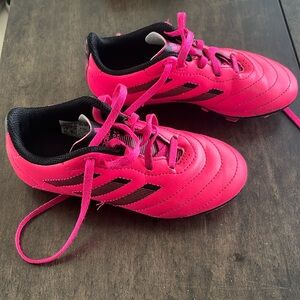 Adidas girls pink soccer cleats 🩷⚽️